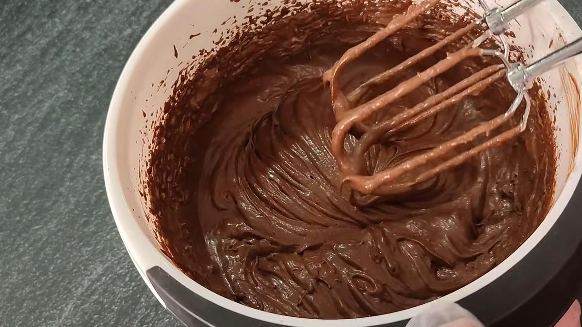 Взбивание заварного крема миксером с маслом