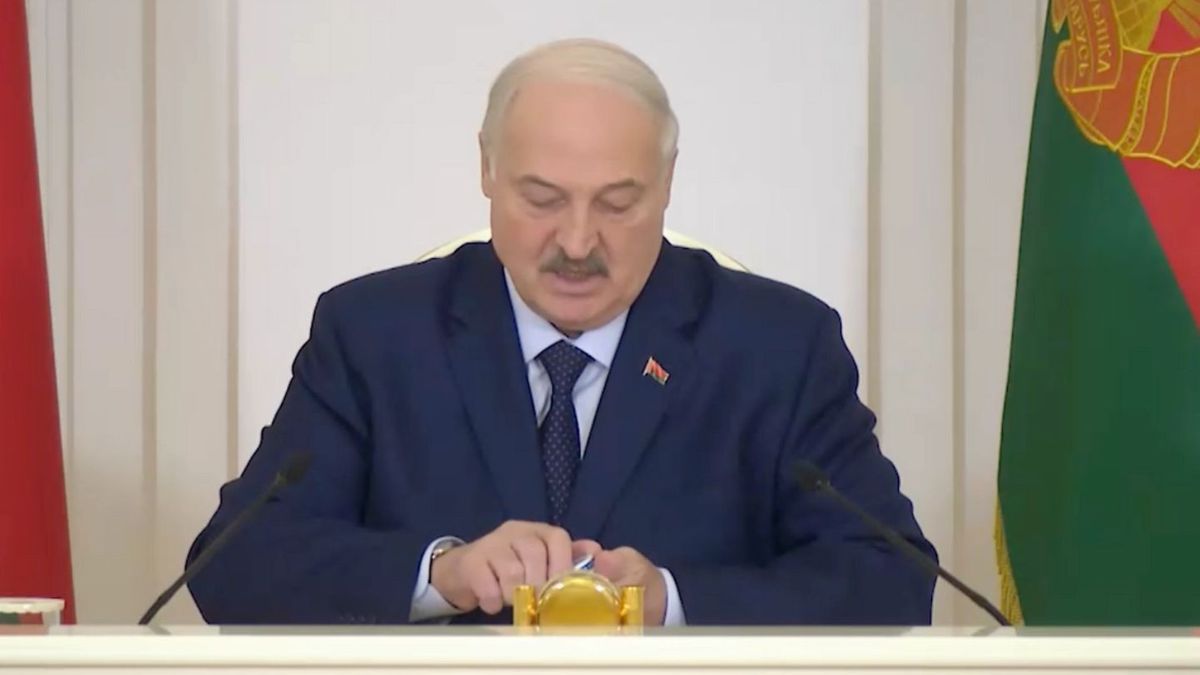 Александр Лукашенко открывает банку