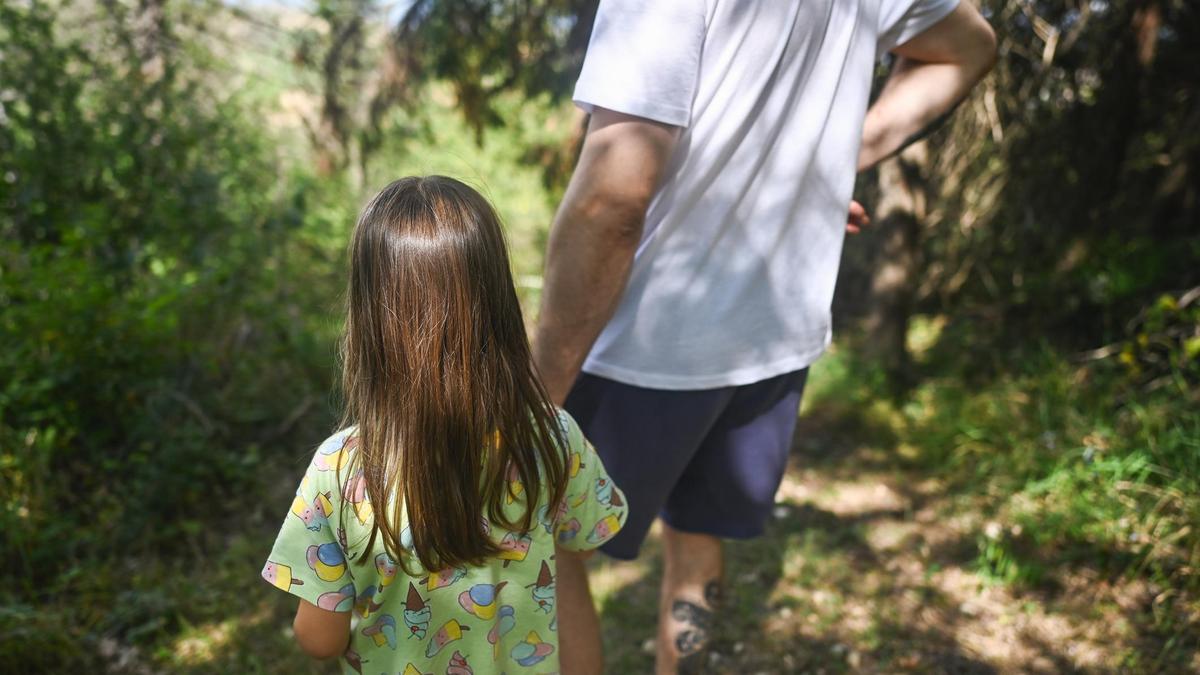 Мужчина ведет девочку