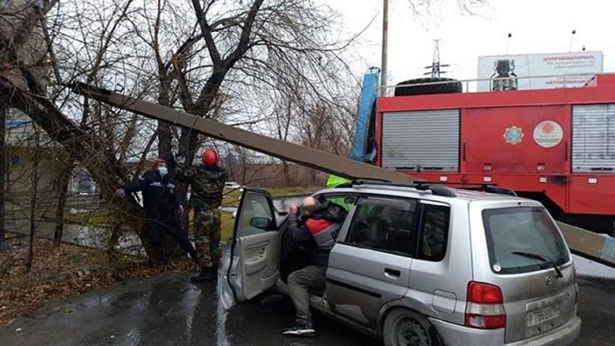 Столб упал на авто