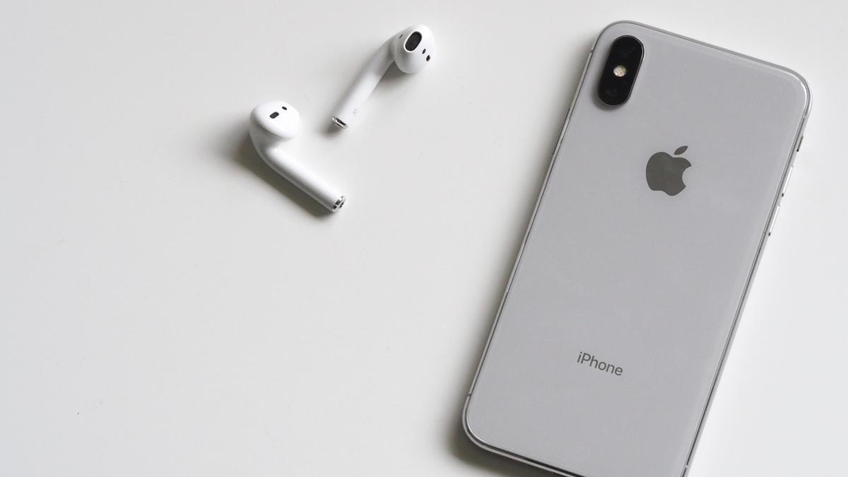 iPhone и наушники AirPods