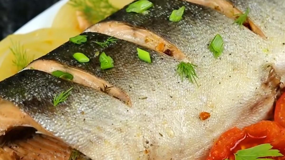 Кусочек испеченной горбуши с зеленым луком