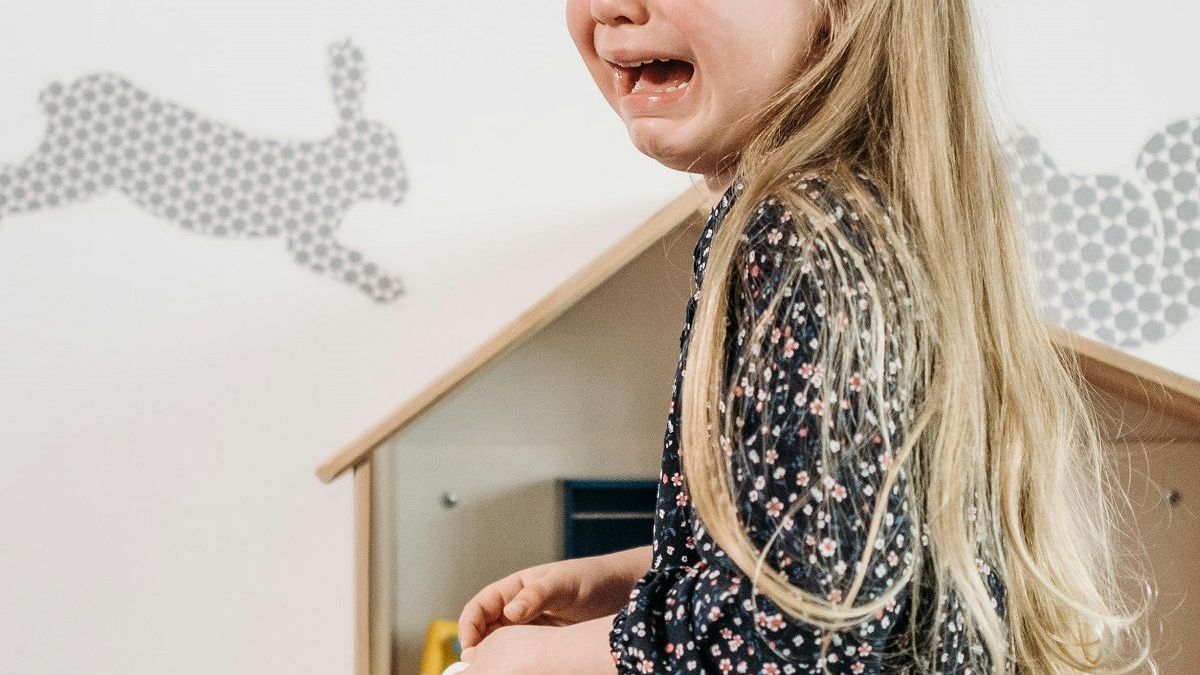 Девочка плачет