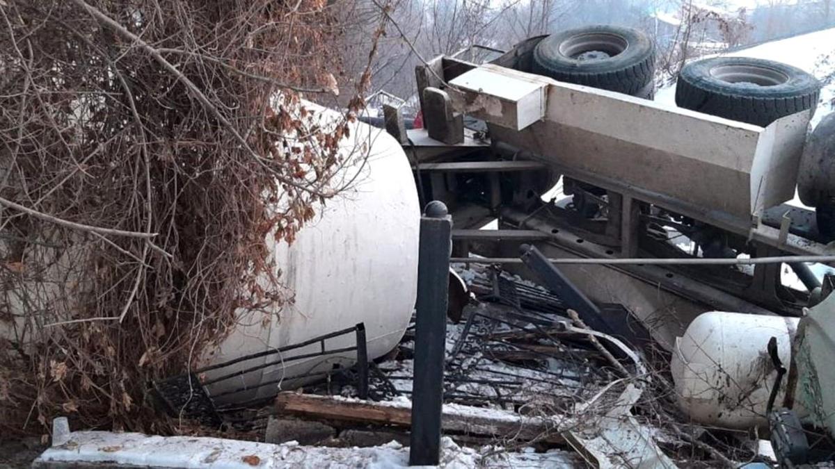 Бетономешалка упала в кювет Бетономешалка упала в кювет