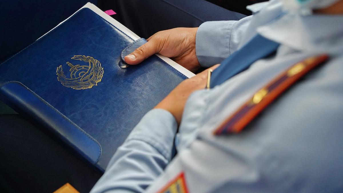 полиция қызметкері