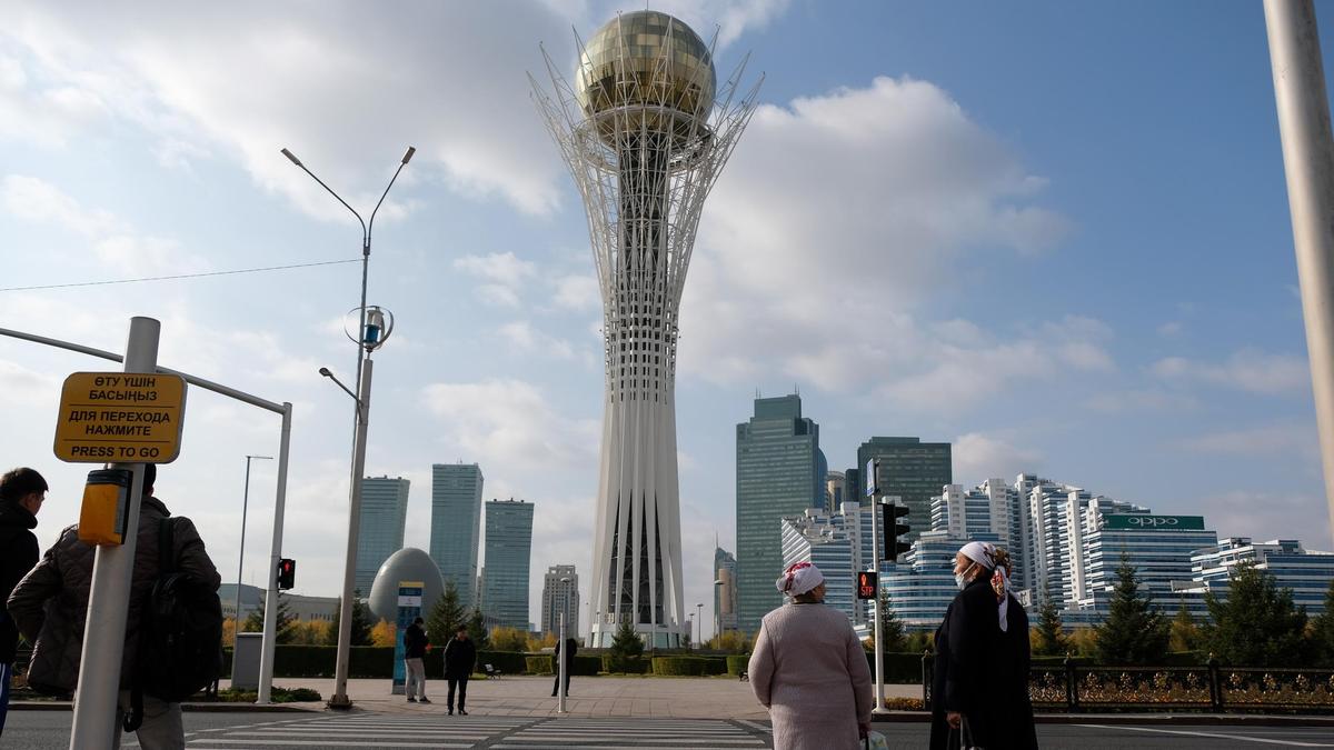 Пожилые женщины переходят дорогу