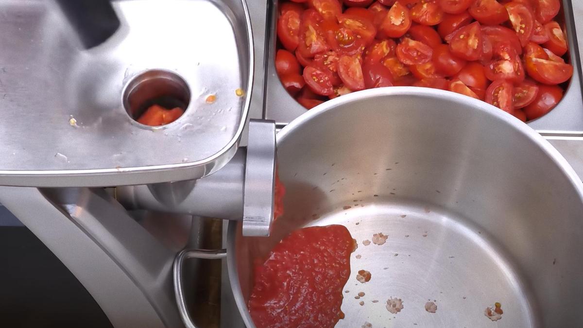 Помидоры пропускают через мясорубку