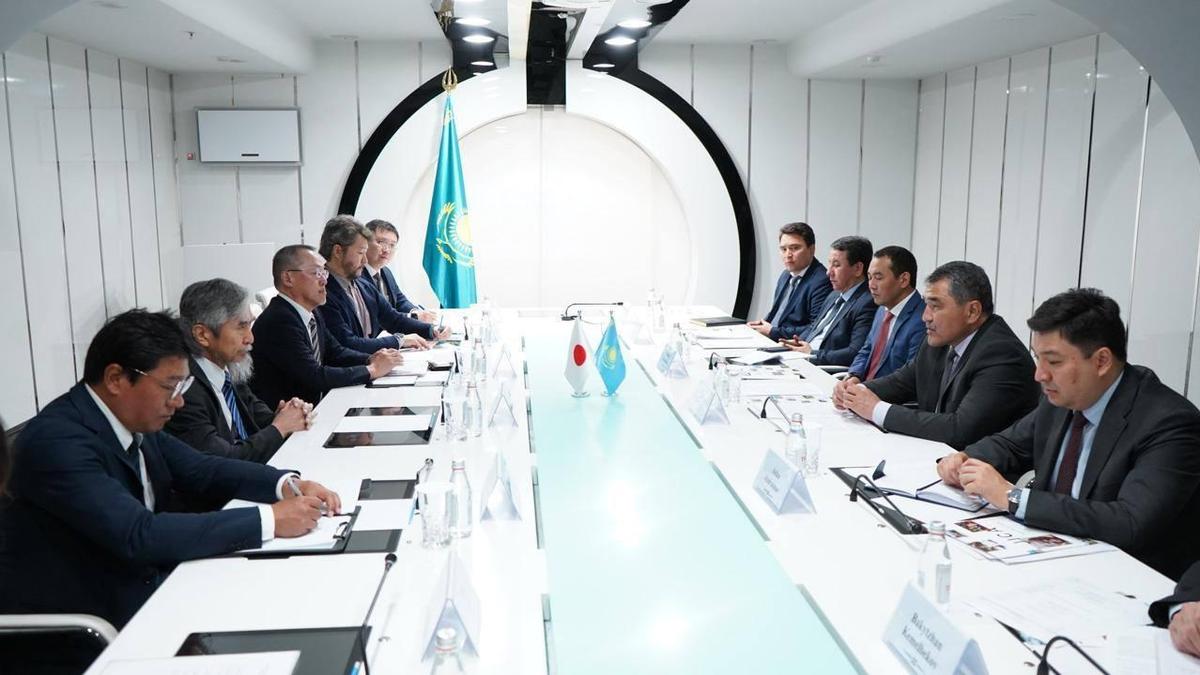 Министрлік өкілдері мен жапондық сарапшылар Министрлік өкілдері мен жапондық сарапшылар