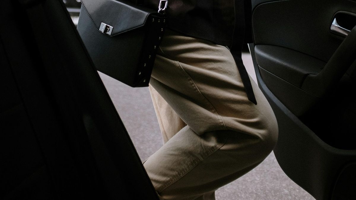 Женщина садится в авто