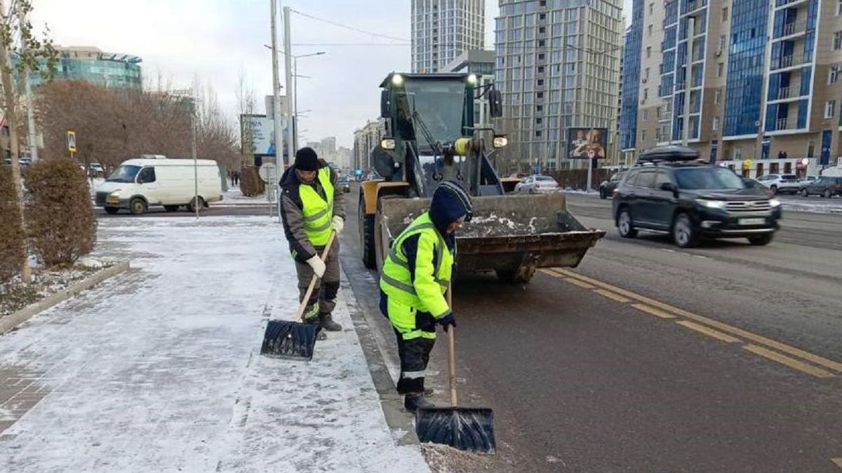 Коммунальные службы чистят дороги от снега