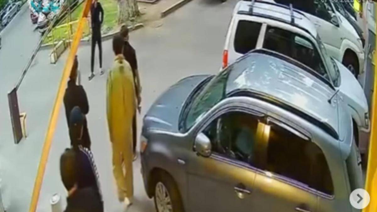 Неизвестные в масках стоят у подъезда дома Неизвестные в масках стоят у подъезда дома
