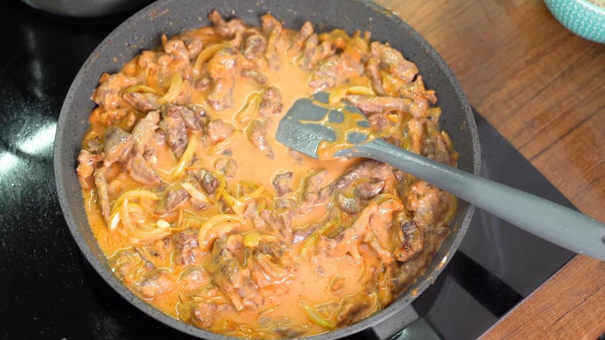 Бефстроганов на сковороде в процессе тушения