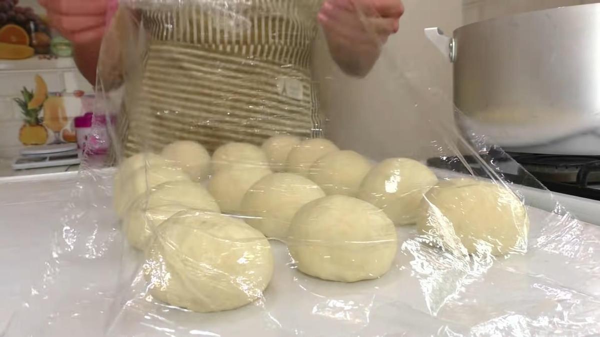 Шарики теста, накрытые пищевой пленкой