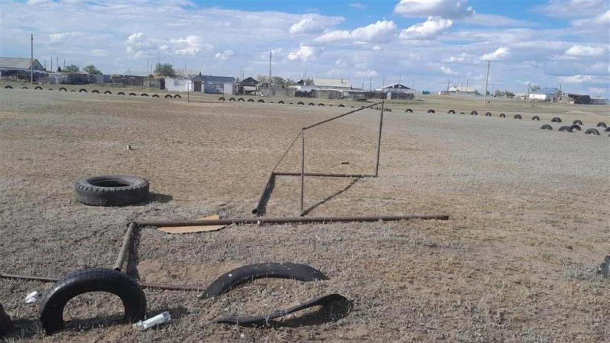 Упавшие ворота в селе Жертумсык