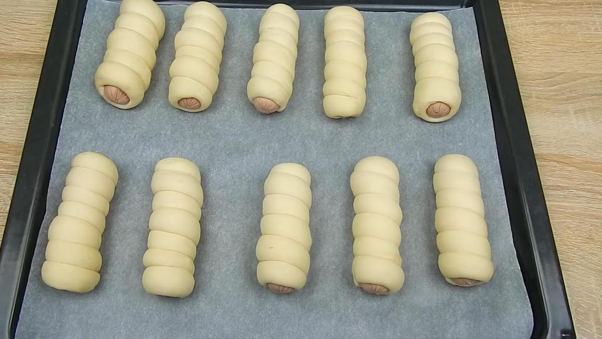 Сосиски в дрожжевом тесте на противне