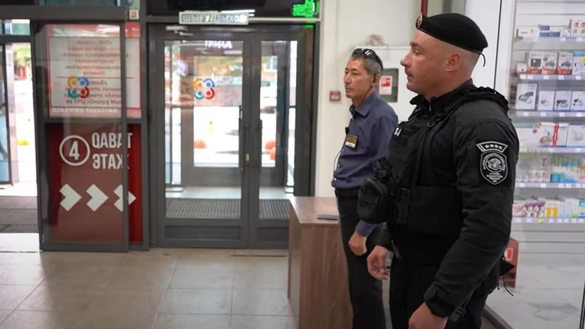 Полицейский дежурит у банкомата