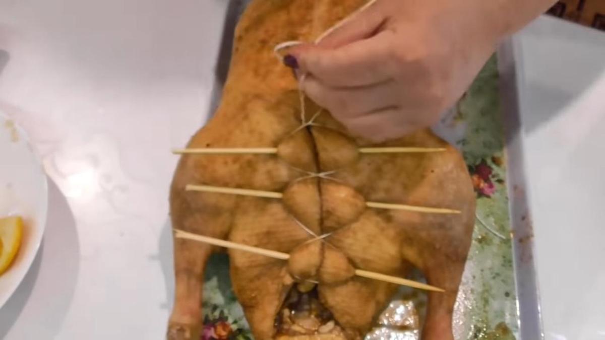 Закрепление кулинарной нити при помощи деревянных шпажек