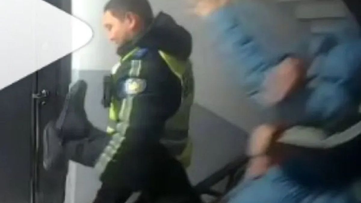 Полицейские выносили пенсионерку в Атырау