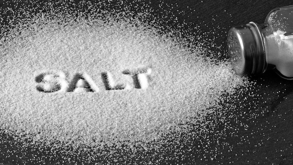 Баночка с солью и рассыпанная соль с надписью «Salt»