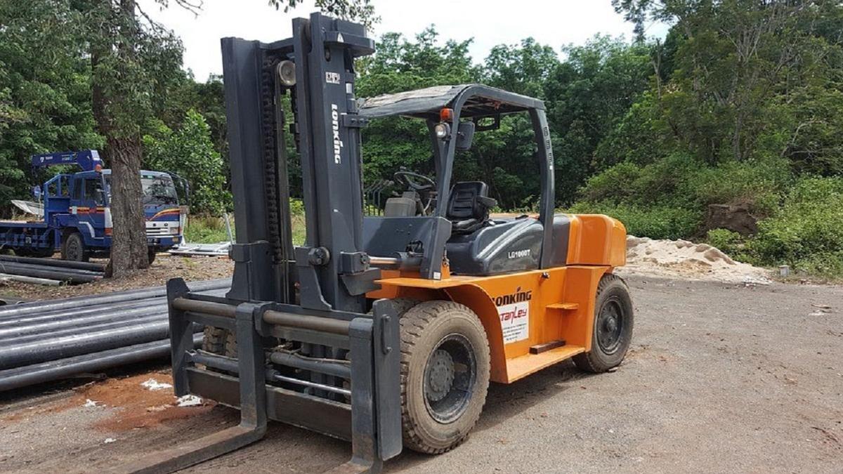 Автопогрузчик стоит на дороге Автопогрузчик стоит на дороге
