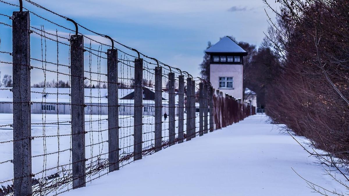 Забор с колючей проволокой в тюрьме