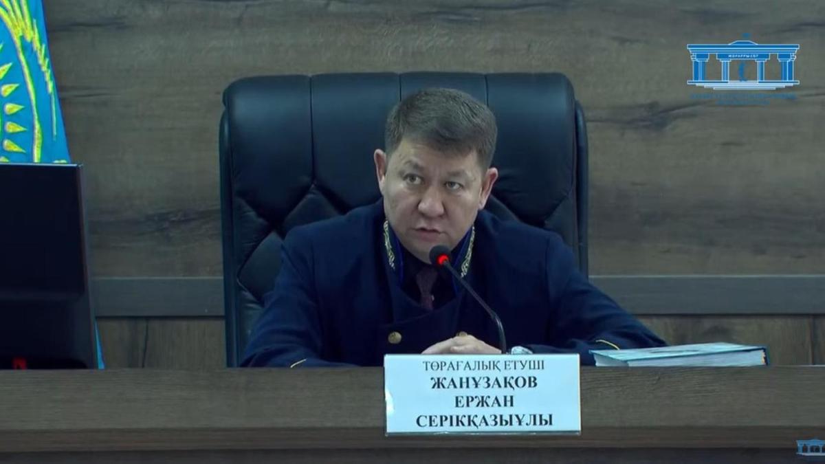 сотталушыны тыңдап отырған сот сотталушыны тыңдап отырған сот