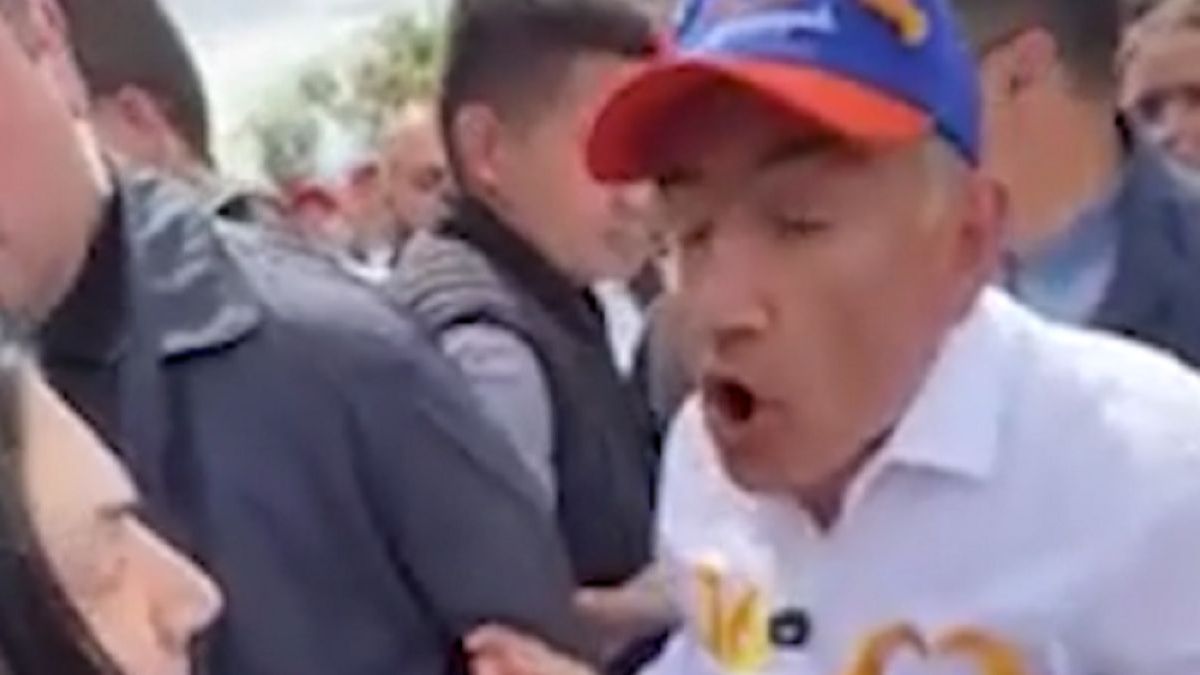 Никол Пашинян кричит на женщину