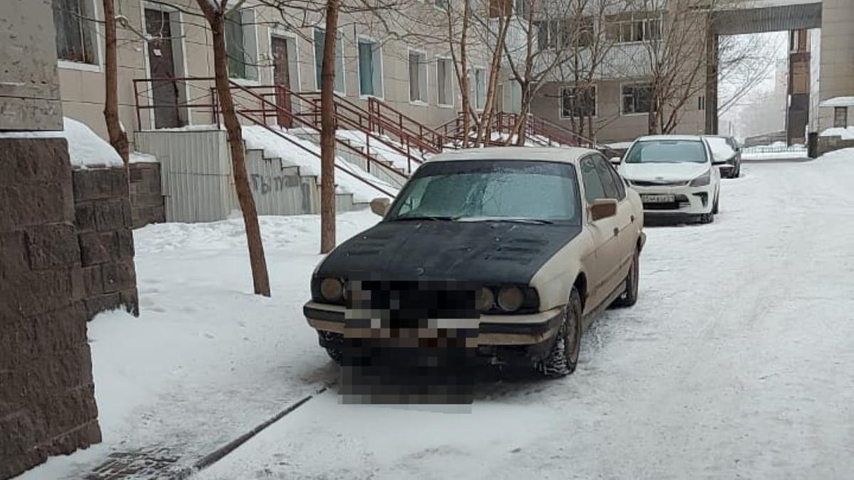 Автомобиль стоит во дворе дома