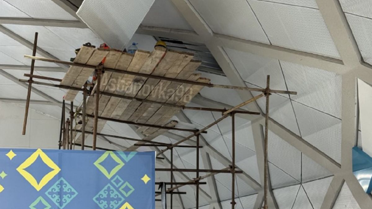 Астанчане пожаловались, что на одной из станций LRT обвалилась часть потолка