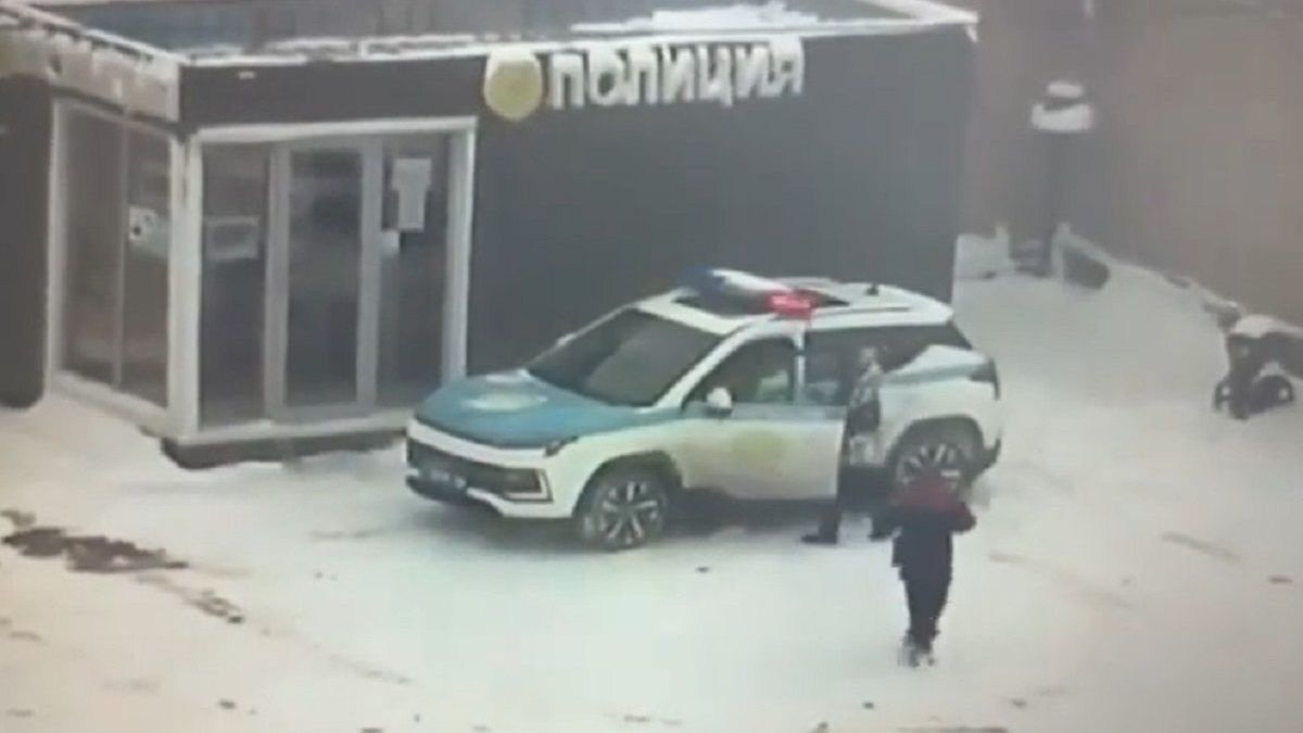 Ребенок подходит к полицейским в Таразе