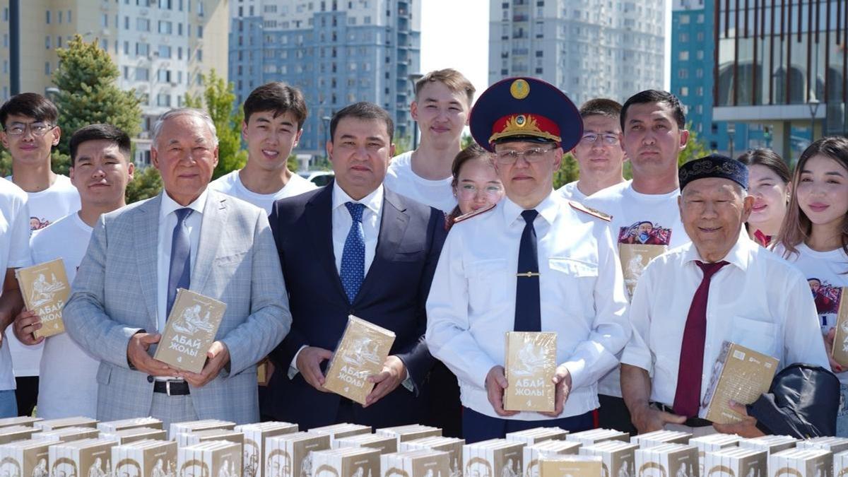 Түркістанда Абайдың 180 жылдығына орай жастар мен тұрғындарға “Абай жолы” романы таратылды