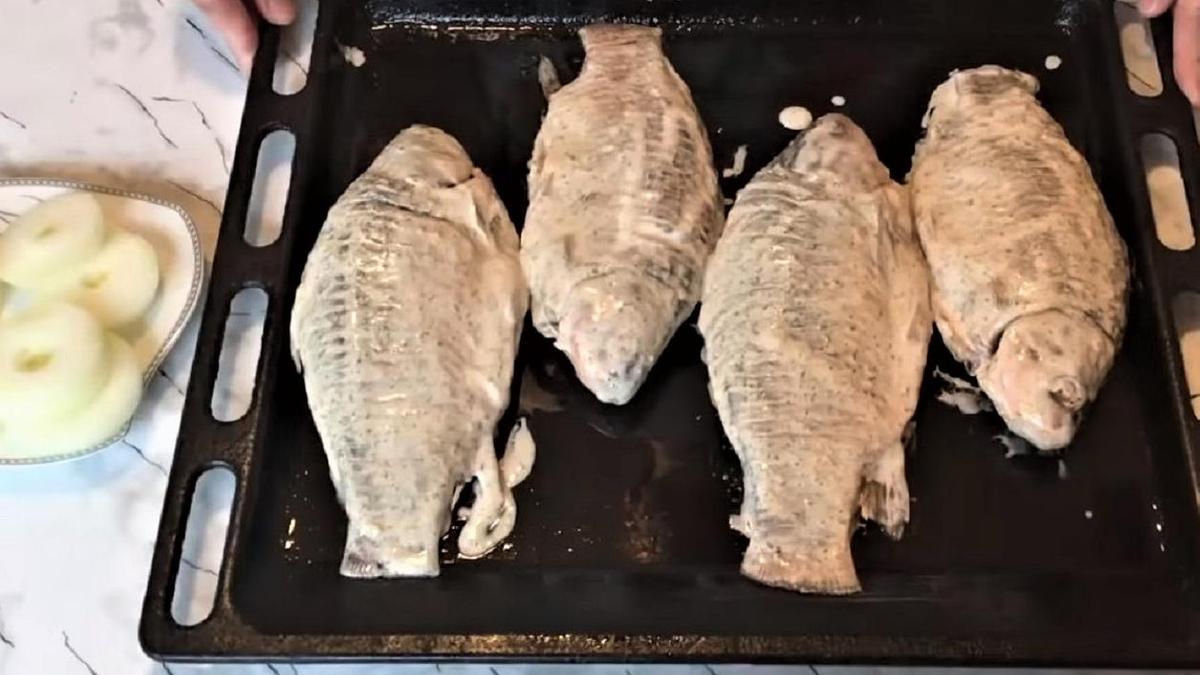 Смазанные сметаной караси