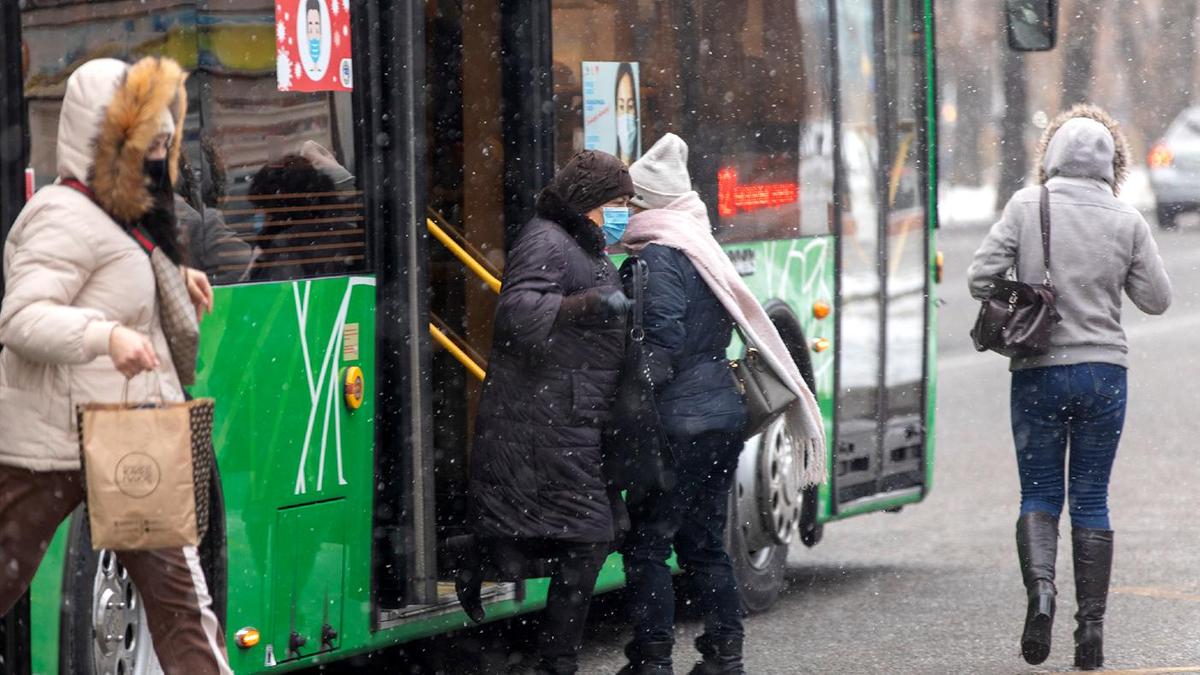 Пассажиры выходят из автобуса