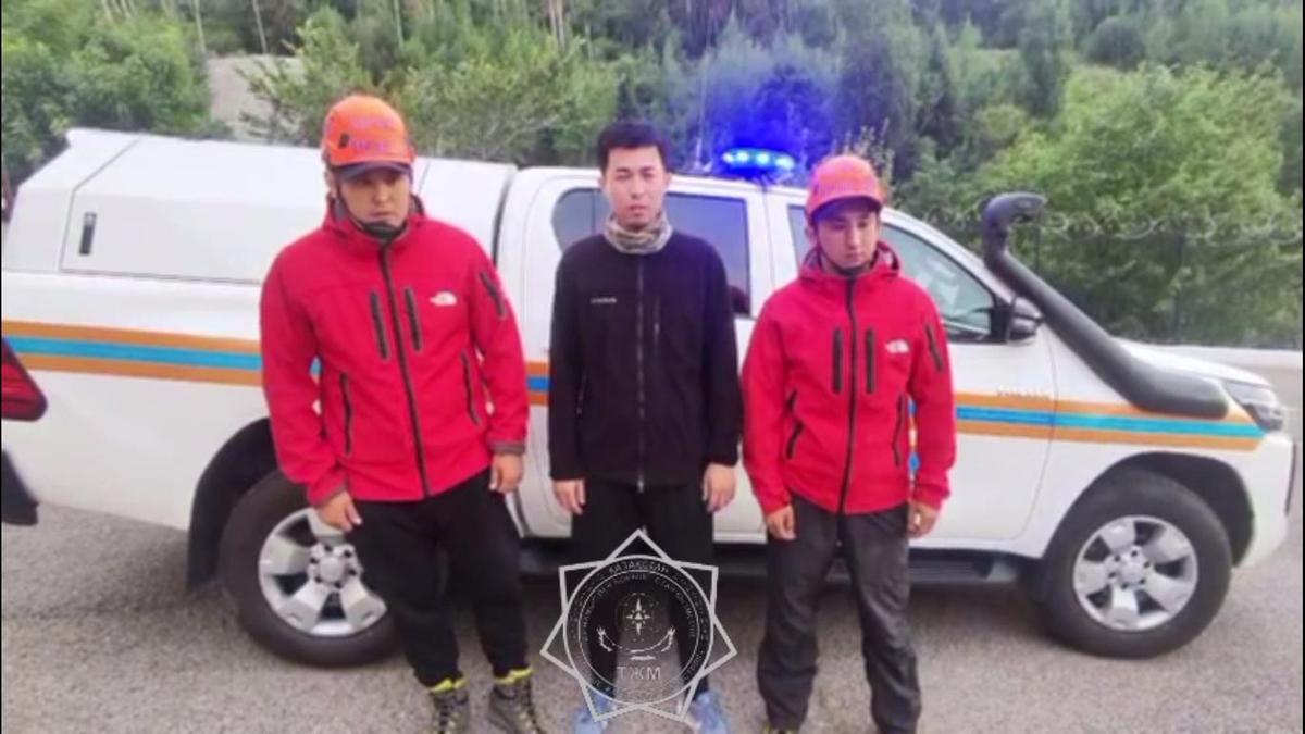 Пострадавший мужчина и спасатели