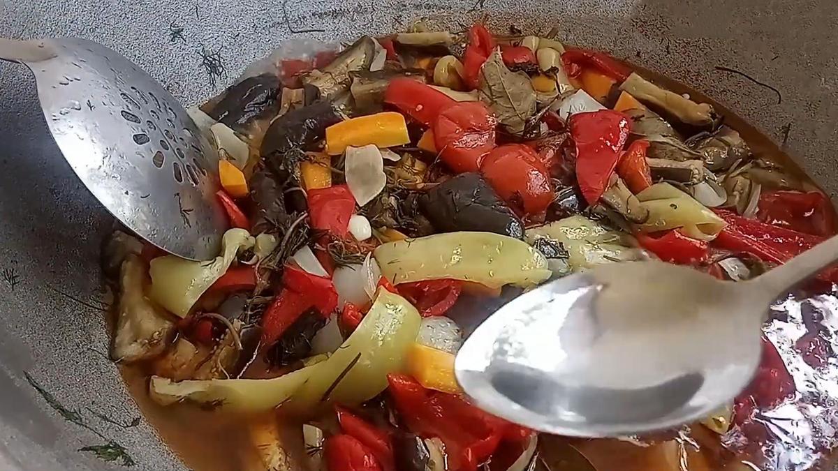 В казан с тушеными овощами вливают уксус