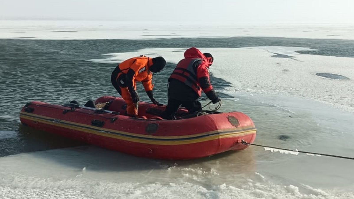 Авто ушло под лед в Карагандинской области