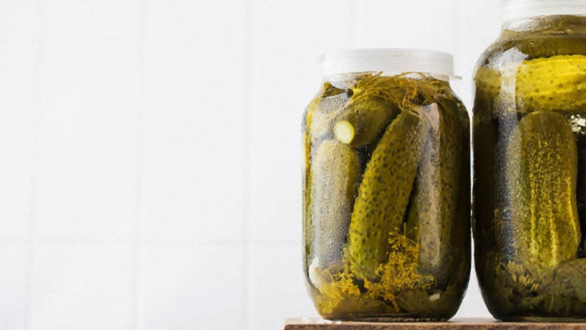 Огурцы в банках закрыты капроновыми крышками