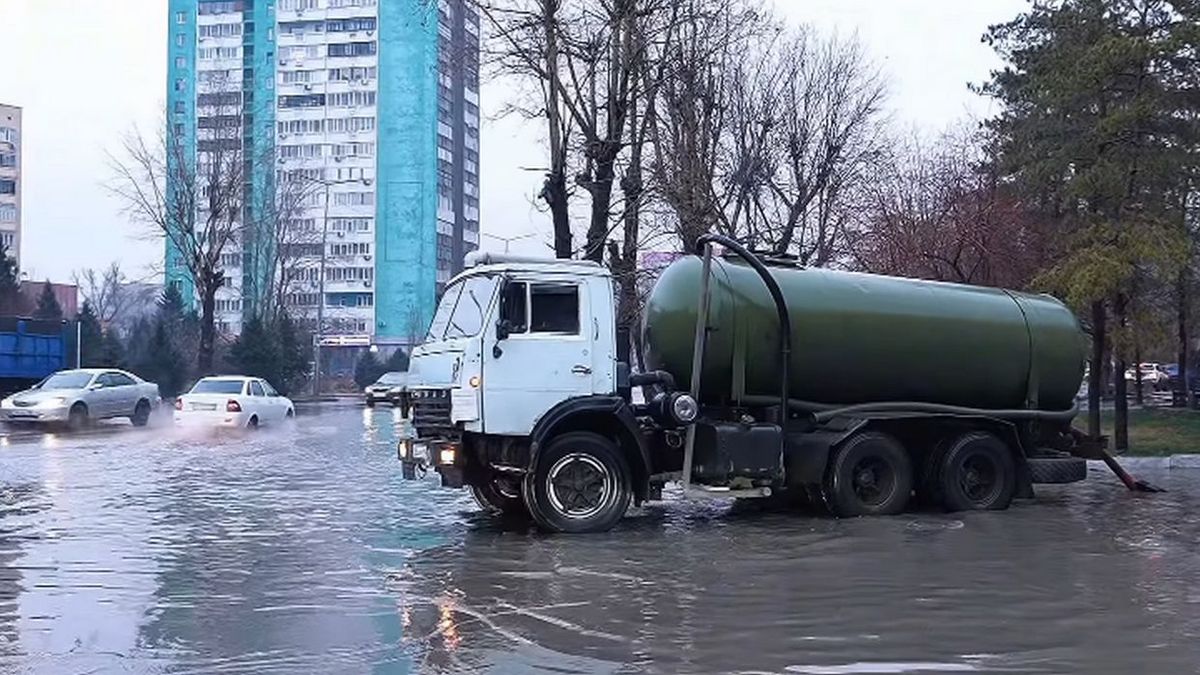 Дороги затопило в Семее