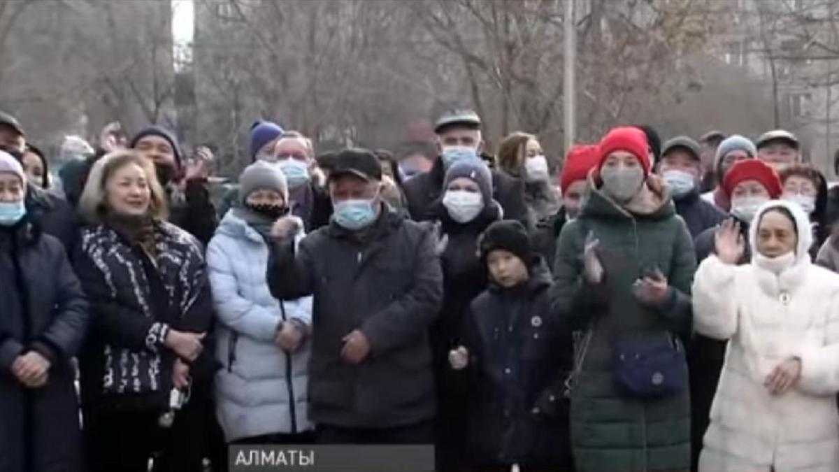 Люди вышли на улицу Люди вышли на улицу
