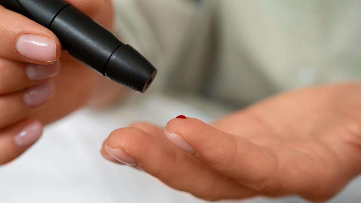 Женщина измеряет кровь на сахар глюкометром