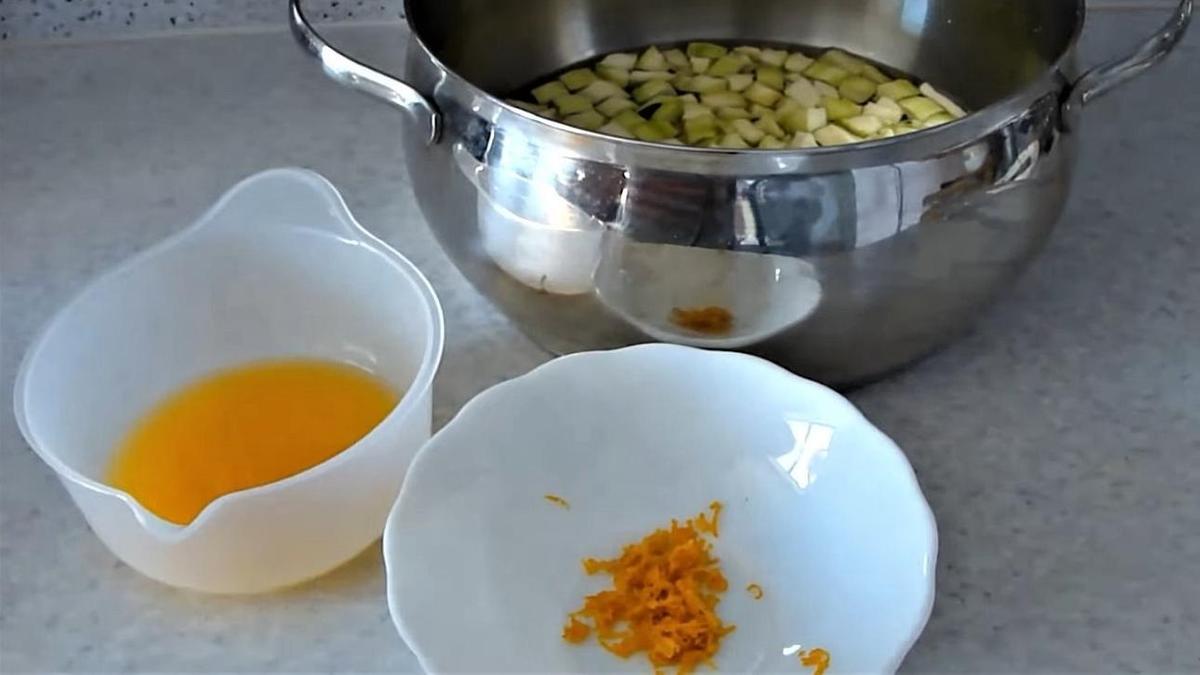 Подготовленный апельсиновый сок и цедра