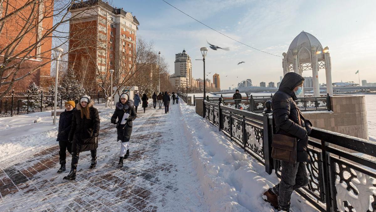 Жители Астаны гуляют по улице