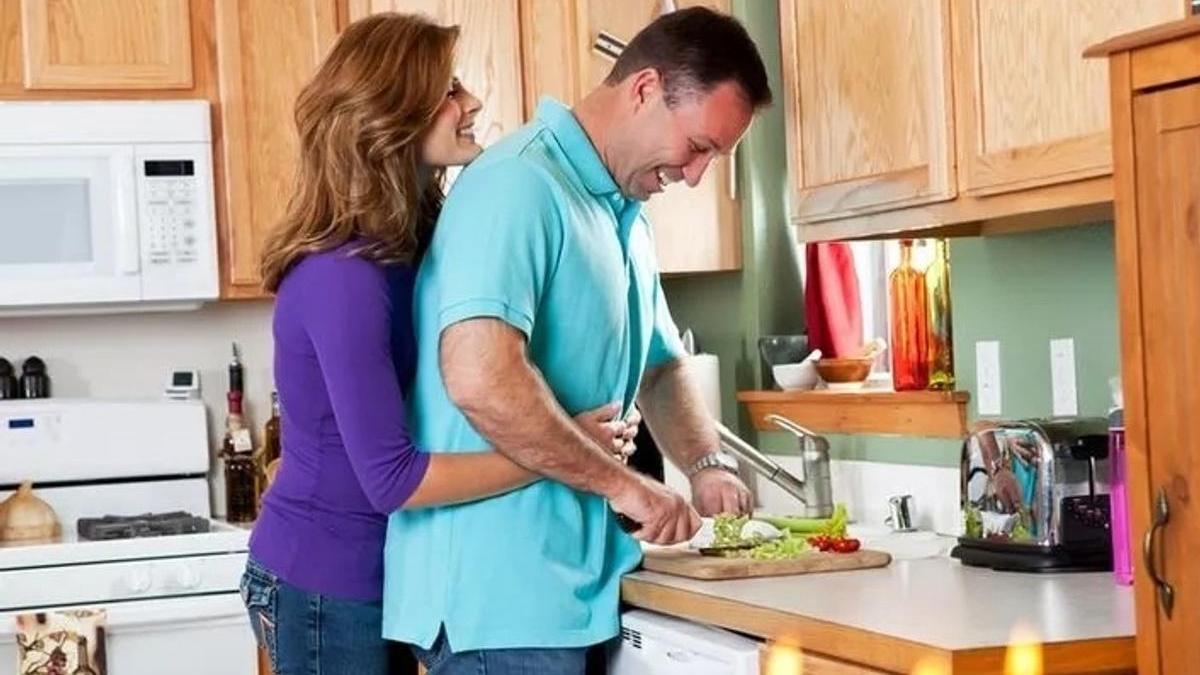 Измена мужу кухни. Муж помогает жене на кухне. Муж помогает жене. Муж помогает жене фото. Домашние муж с женой на кухне.