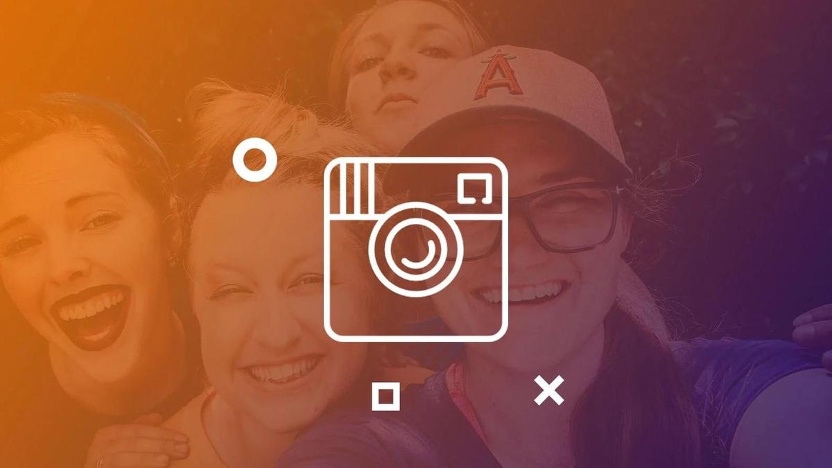 Девушки улыбаются, изображение эмблемы Instagram