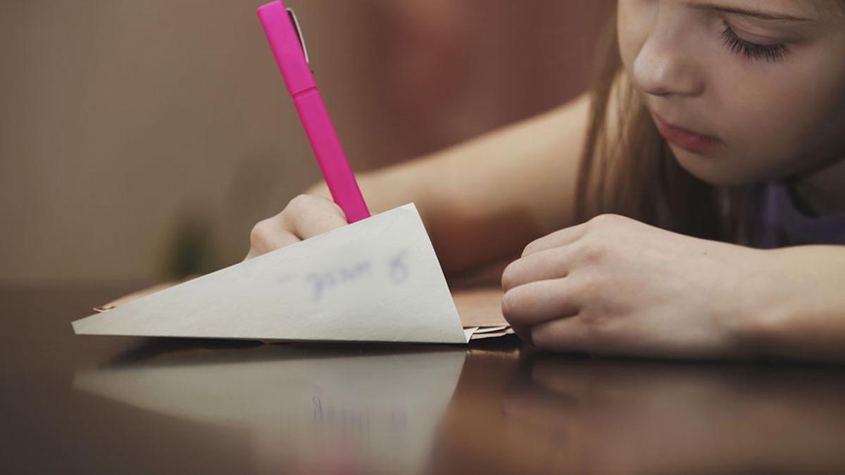 Девочка пишет письмо. Девочка пишет письмо фрипик. Write 4 marks