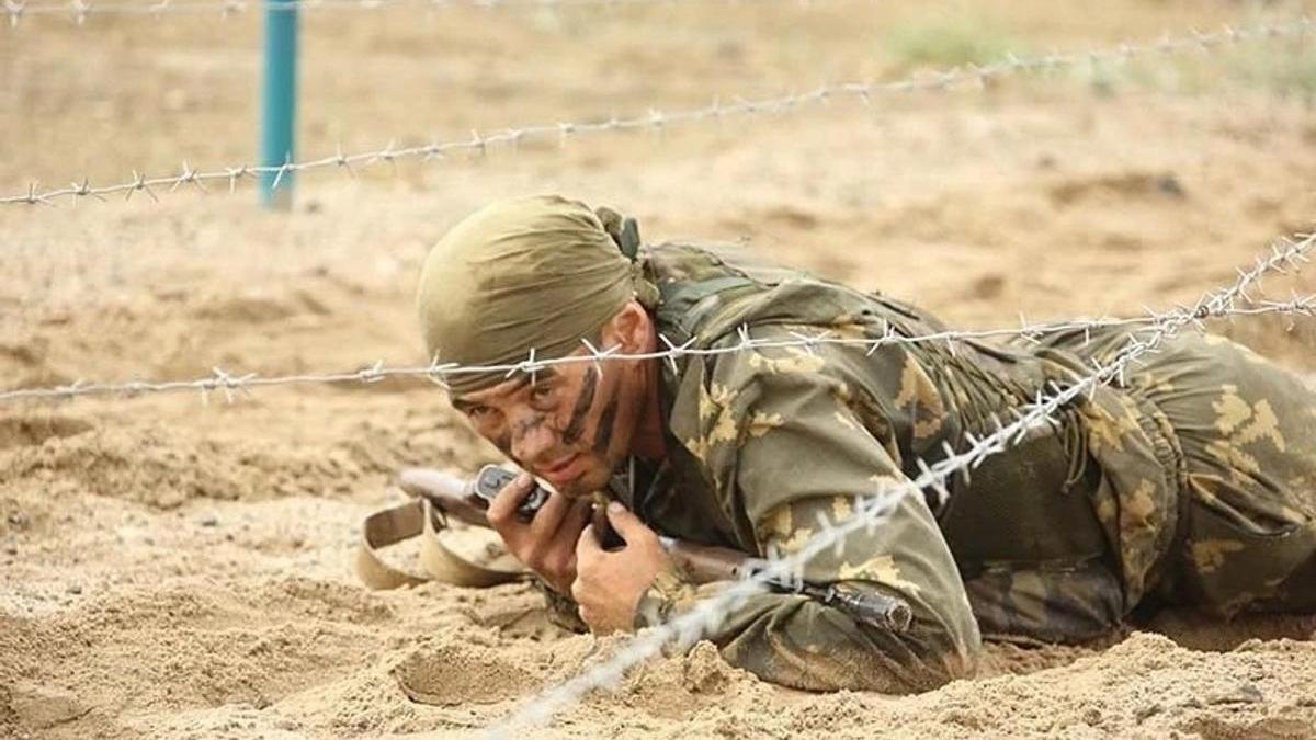 60 часов ада. По пластунски ползать военные. Спецназ Казахстана сдался. Движение по пластунски. Передвижение по пластунски с автоматом.