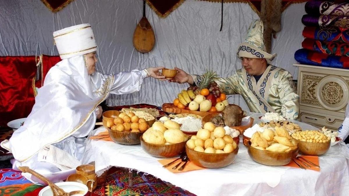 Обычаи народа казахстана. Традиция дастархан казахская традиция. Казахский дастархан традиция казахского народа. Казахская кухня баурсаки. Национальная кухня Казахстана баурсак.