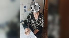 Пострадавшая пенсионерка сидит на кухне