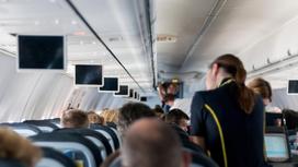 Стюардесса и пассажиры на борту самолета