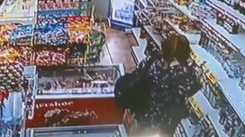 Девушка похищает алкоголь из магазина